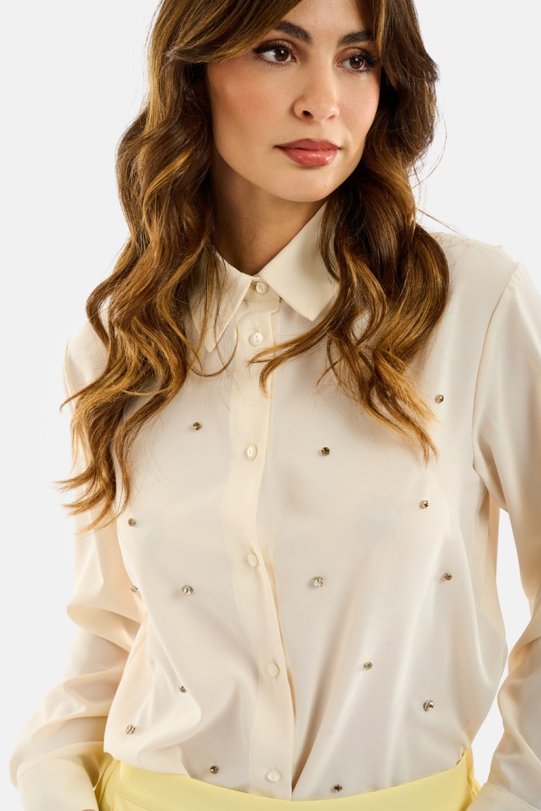 Camicia con applicazioni