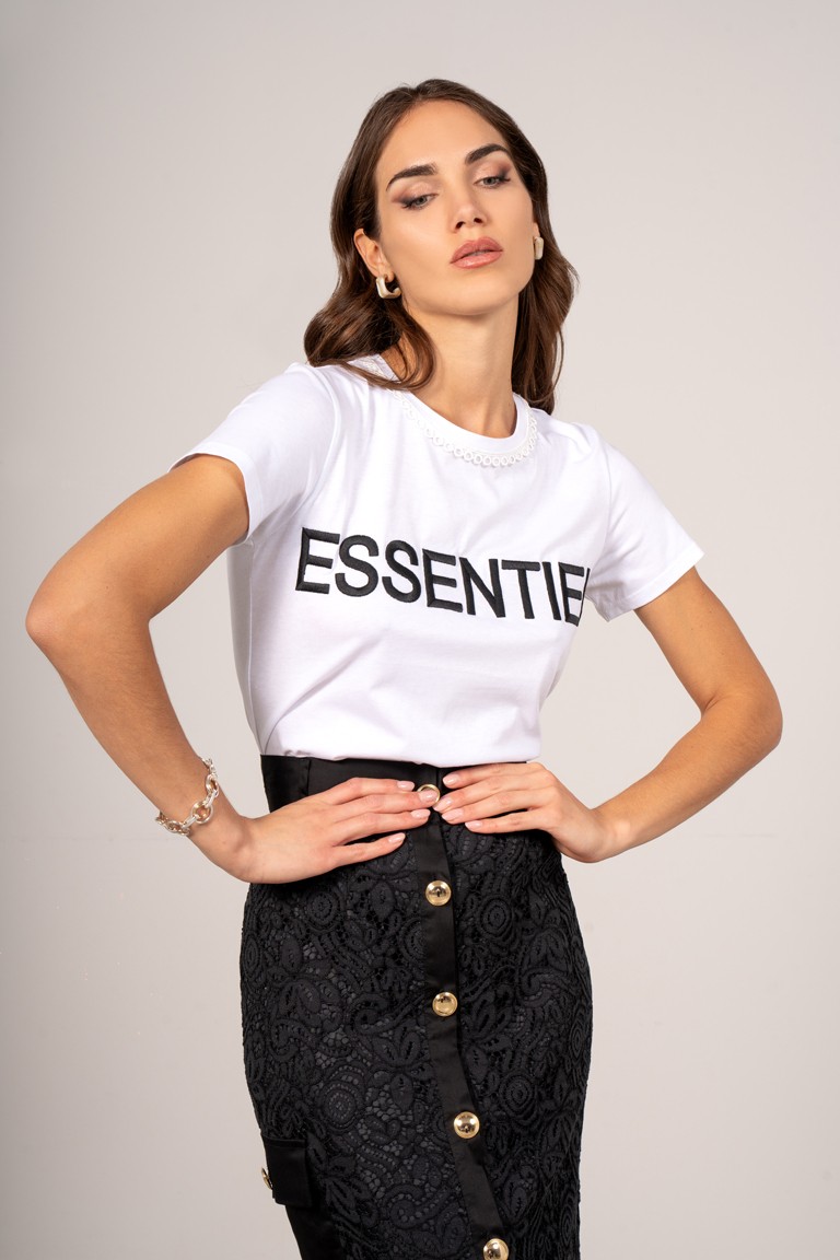 T-shirt con ricamo