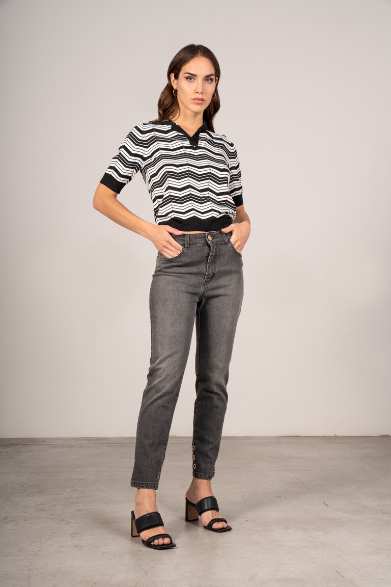 Jeans con occhielli