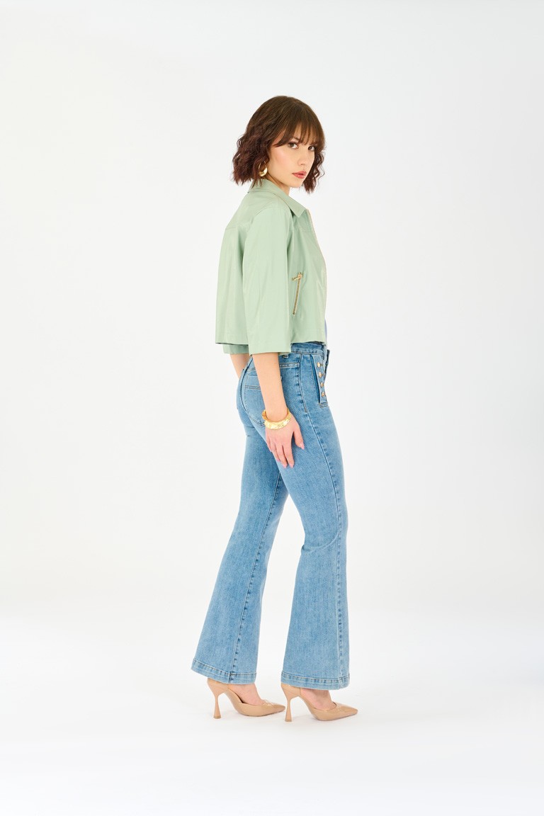 Jeans zampa con bottoni