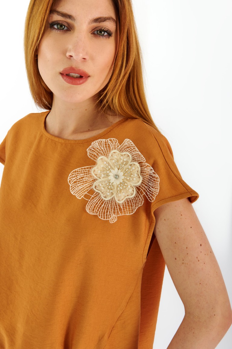 Blusa con coulisse e patch...