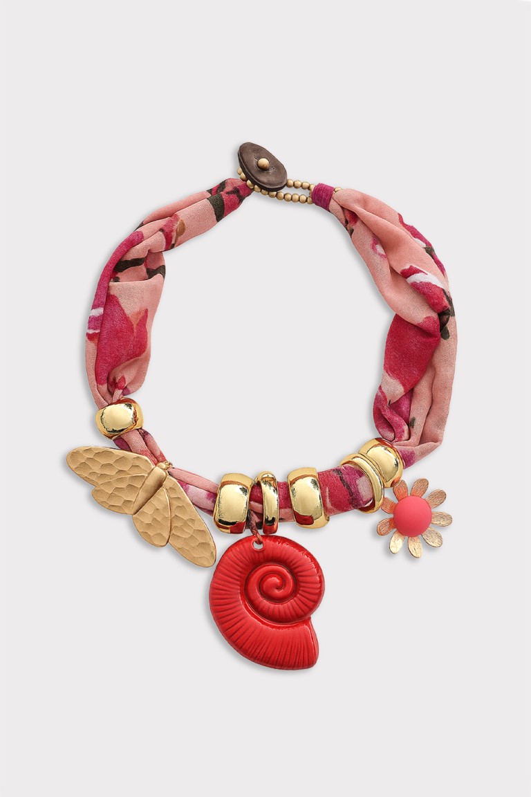Collana tessuto e charms