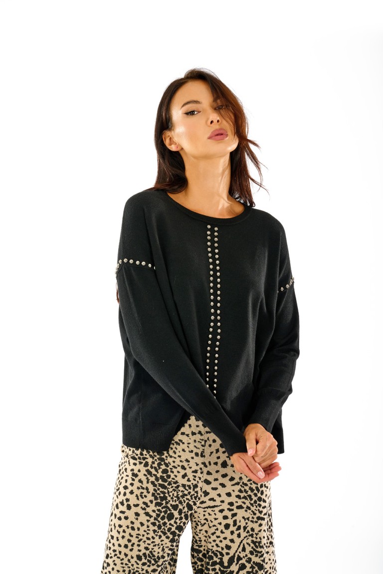 Maglia girocollo con borchie