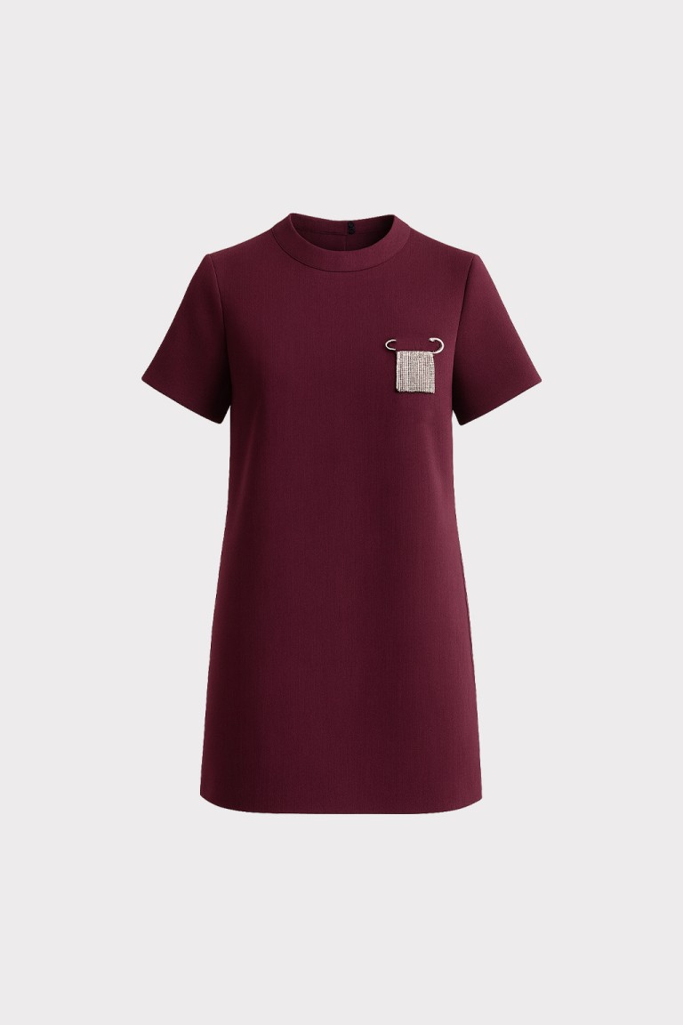 Abito corto con spilla