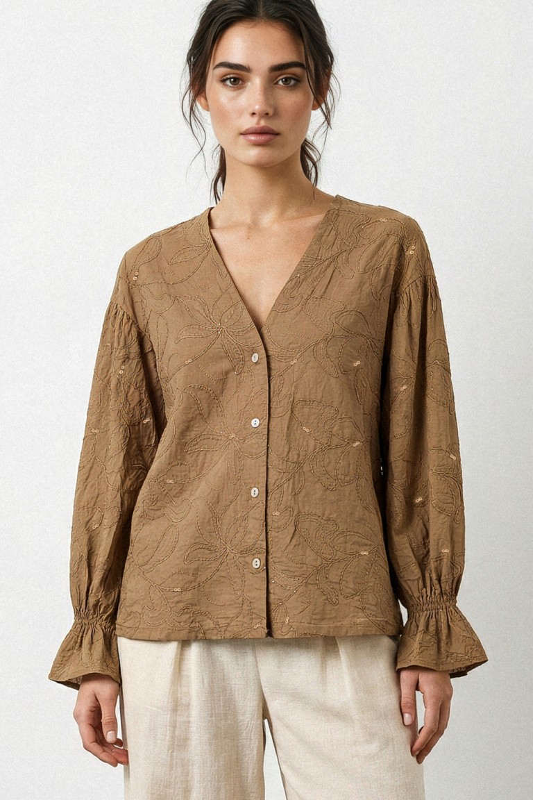 Camicia con ricamo floreale