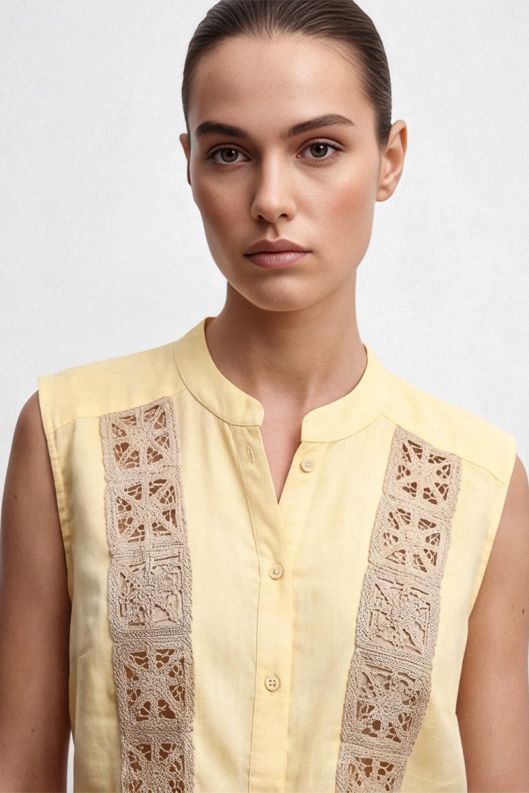 Blusa smanicata inserto pizzo