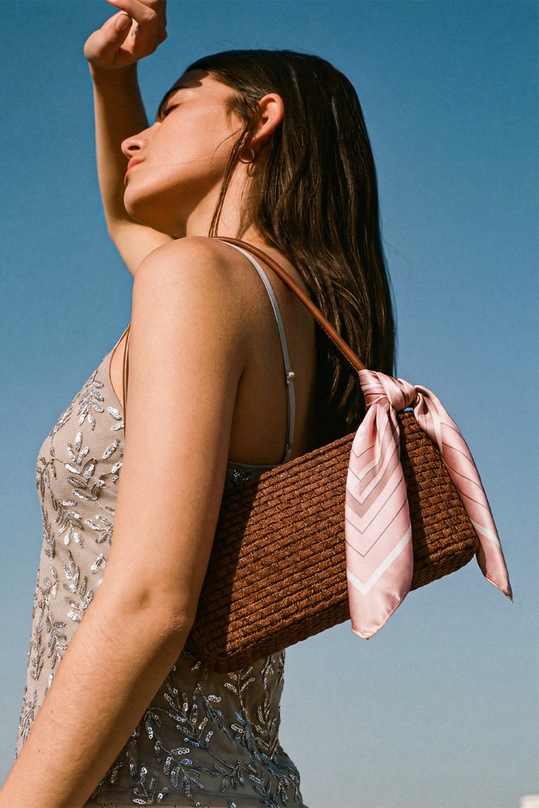 Borsa intrecciata con foulard
