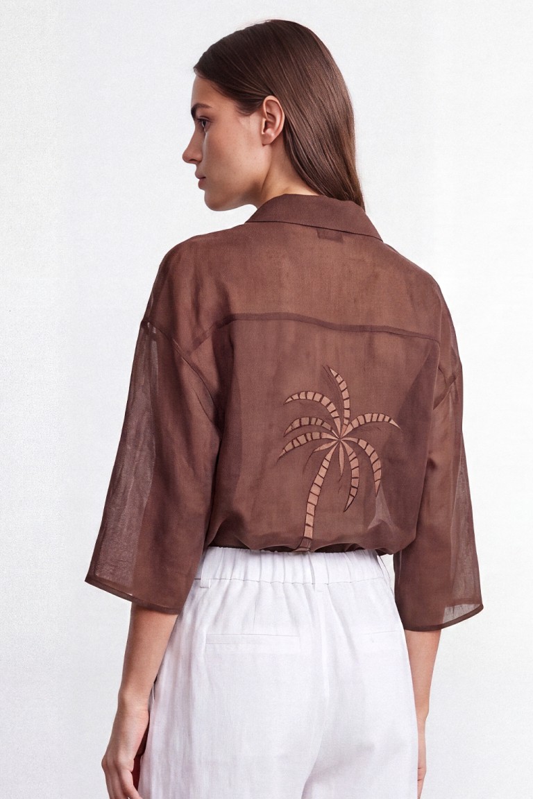 Camicia con dettaglio sul...