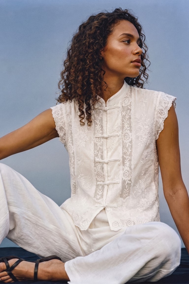 Camicia in pizzo con alamari