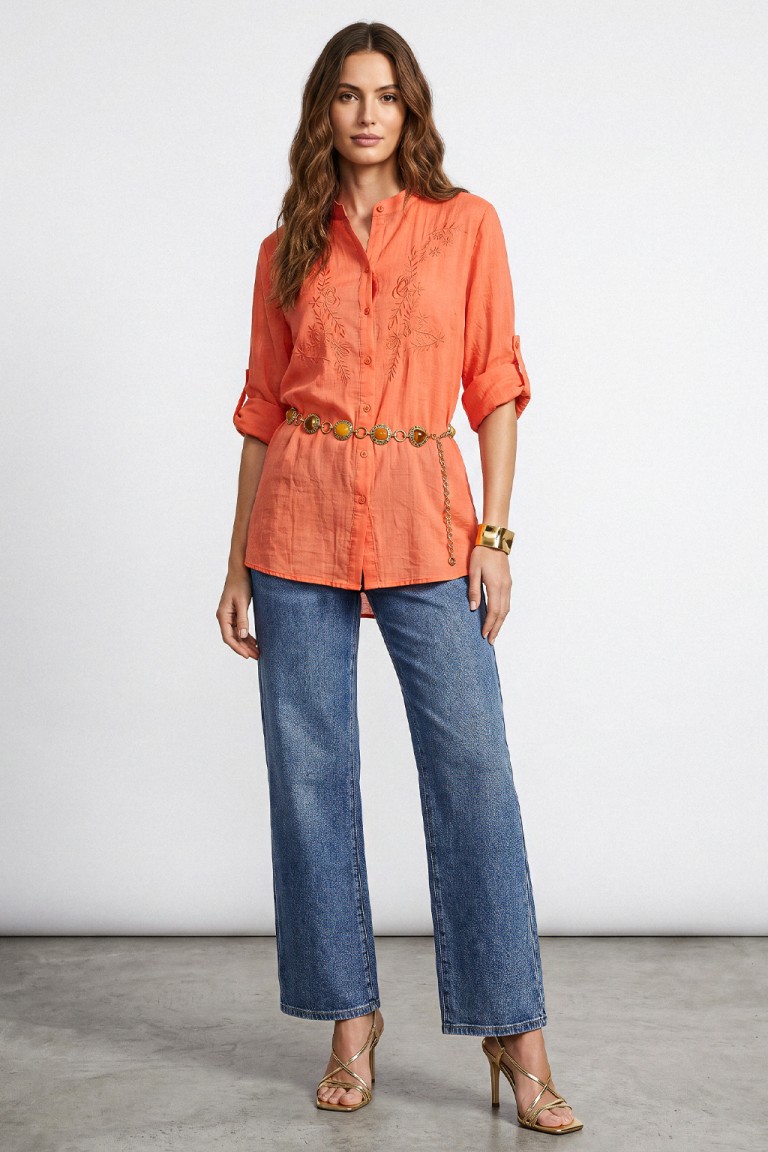 Camicia con ricami floreali