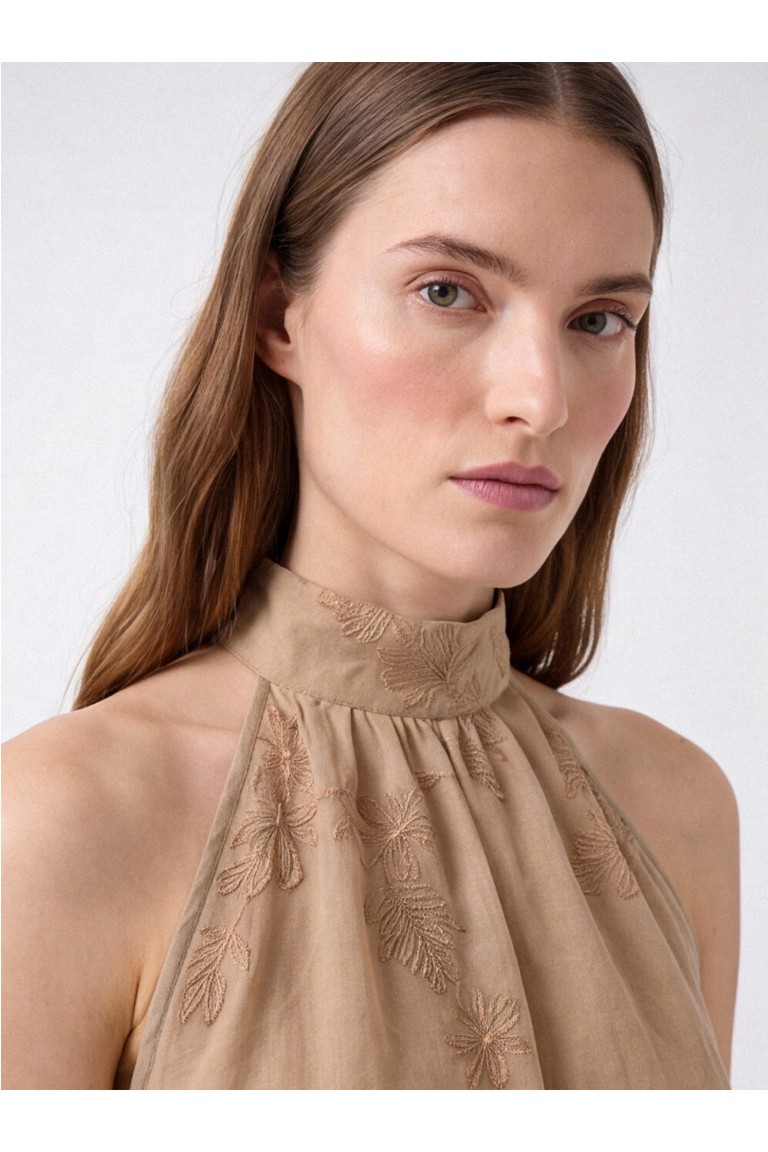 Top halter con ricami