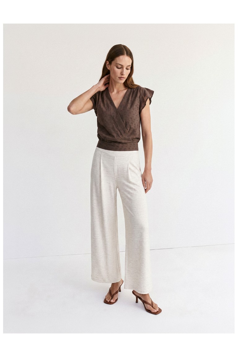 Blusa incrociata in sangallo